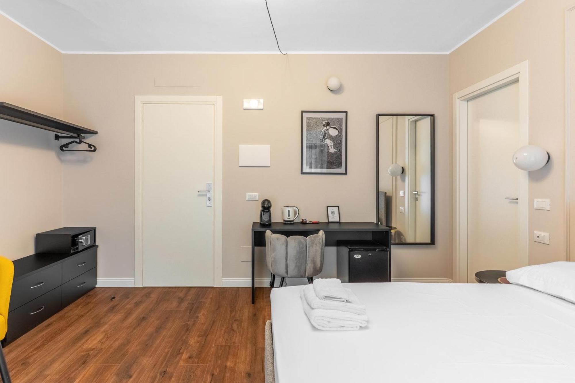 Torriani Suites Foresteria Lombarda Milan Bagian luar foto